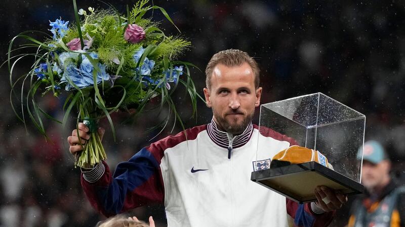 England feiert Sommer-Sündenbock Kane Harry Kane bekam vor seinem Jubiläumsspiel eine goldene Kappe überreicht.