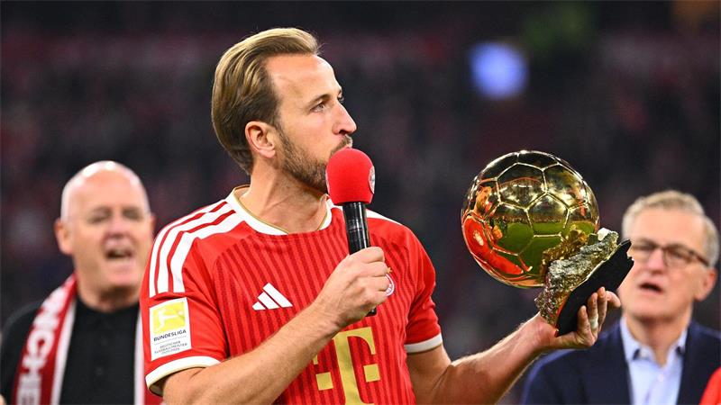 Harry Kane brachte den Ballon d’Or mit und ließ sich von den Fans feiern.
