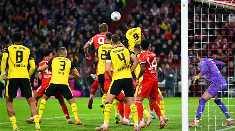 „Wichtiger Sieg“: Bayern schlägt BVB im Topspiel Harry Kane (hinten, Mitte l) brachte den FC Bayern früh in Führung.