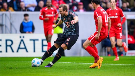 Harry Kane (l) trifft wieder aus dem Spiel heraus.