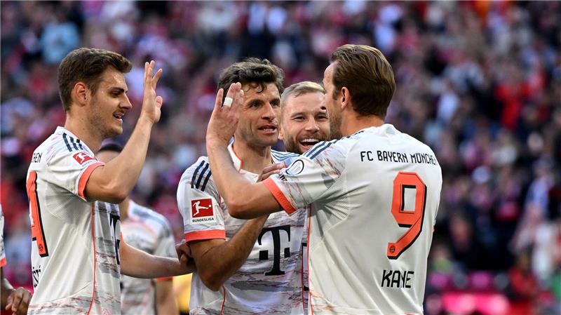 Harry Kane (r) erzielt den Treffer zum 1:0.