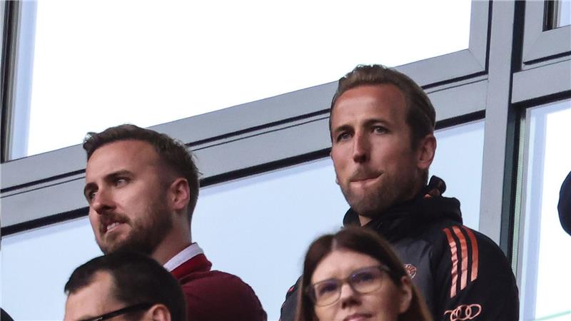 Schock in der Nachspielzeit: Bayerns Titel-Party verschoben Harry Kane (r.) schaute wegen einer Sperre von der Tribüne aus zu.