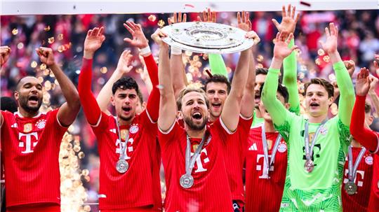 Harry Kane und die Bayern wollen auch in Berlin eine Trophäe in die Höhe stemmen. (Archivbild)