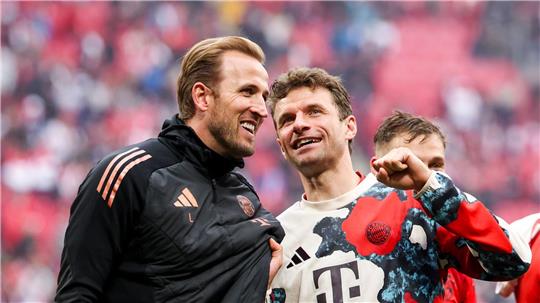 Harry Kane(l.) feiert seinen ersten Vereinstitel überhaupt.