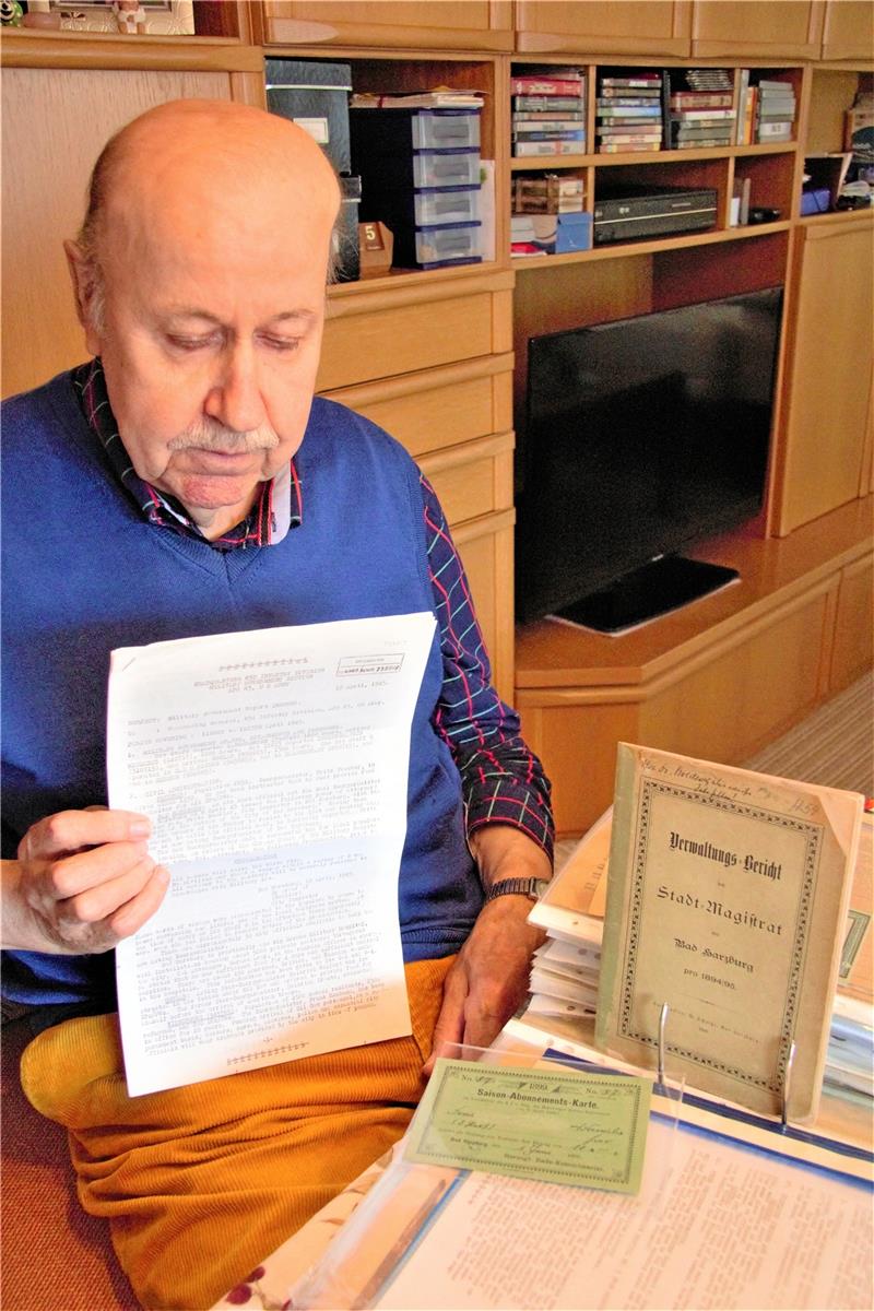 Harry Plaster mit dem Militärbericht und Bad Harzburgs erstem Verwaltungsbericht Fotos: S.Weber