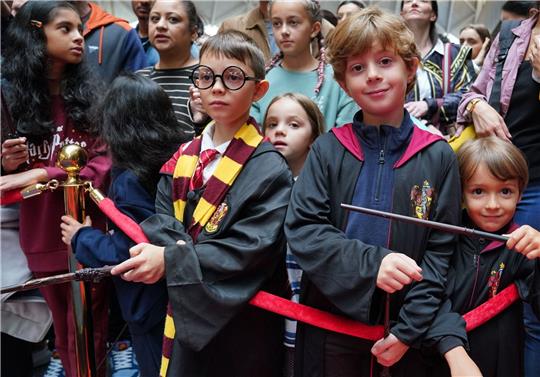 Harry-Potter-Fans versammeln sich während des jährlichen «Back to Hogwarts Day» am Bahnhof Kings Cross.