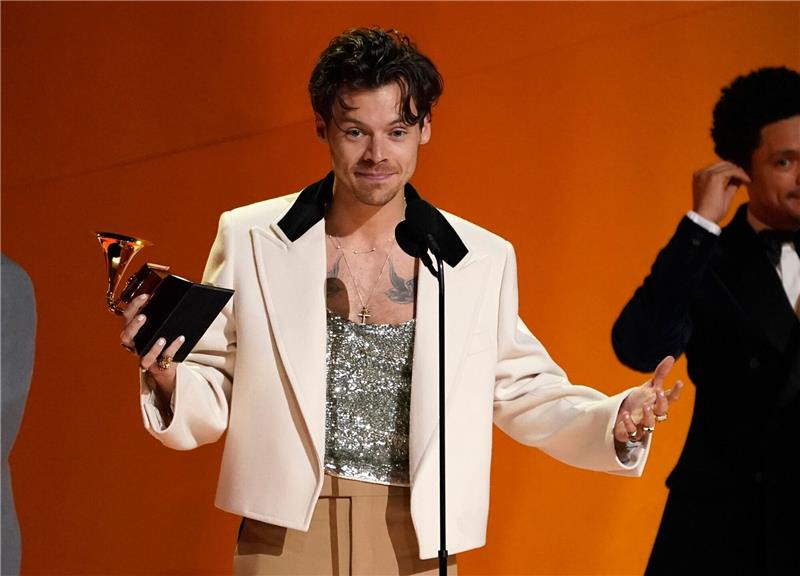 Harry Styles mit dem Preis für das Album des Jahres bei der Grammy-Verleihung 2023.