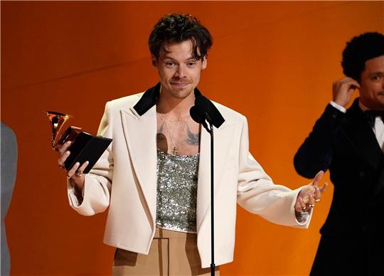 Harry Styles mit dem Preis für das Album des Jahres bei der Grammy-Verleihung 2023.