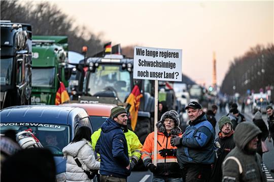 Harsche Worte: Viele Bauern protestieren am Montag in Berlin vor dem Brandenburger Tor gegen die Agrarpolitik der Bundesregierung. Foto: Reto Klar/FFS