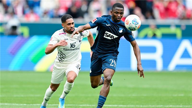 Hart umkämpfte Partie: der Mainzer Phillipp Mwene (l.) versucht,  Bazoumana Touré zu stoppen. 