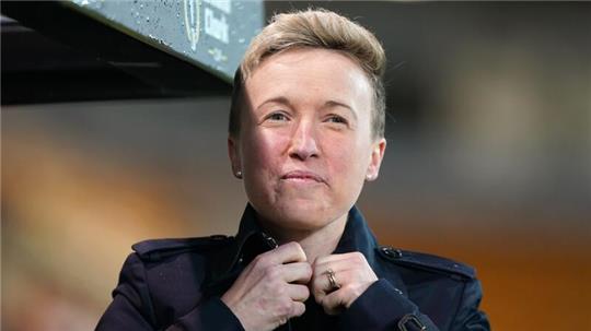 Harte FIFA-Strafe im Drohnen-Skandal: Sechs Punkte Abzug und ein Jahr Sperre für Trainerin Bev Priestman.