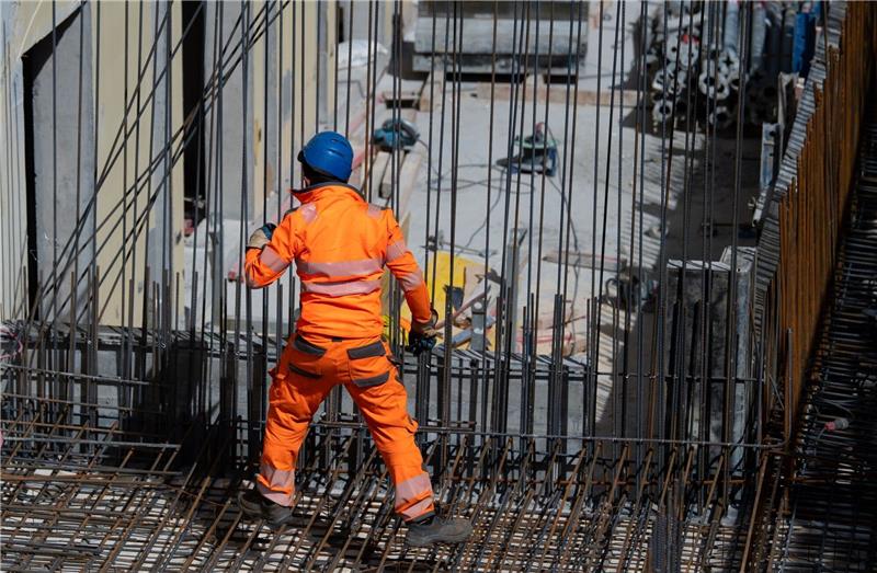 Tarifverdienste bleiben weiter hinter Inflation zurück Harter Arbeitsalltag: Ein Bauarbeiter verlegt auf einer Baustelle Stahlmatten.