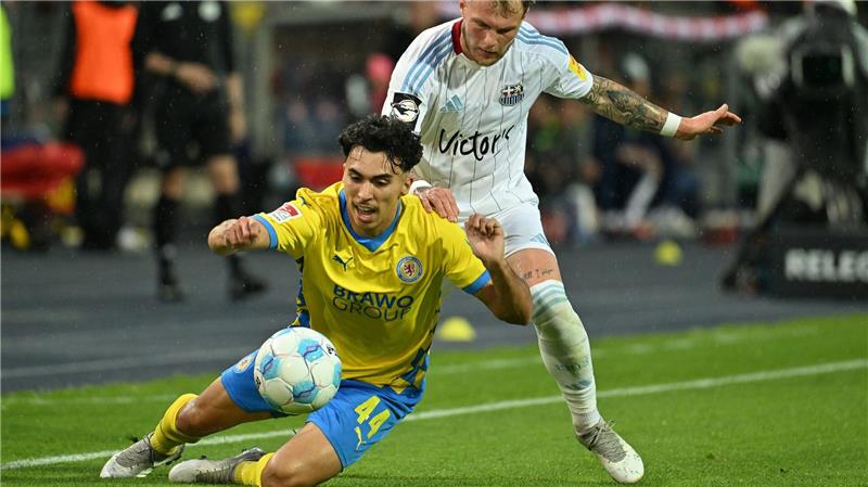 Rettung nach Verlängerung: Braunschweig bleibt Zweitligist Harter Zweikampf: Braunschweigs Johan Gomez (l.) und Saarbrückens Philip Fahrner im Duell.