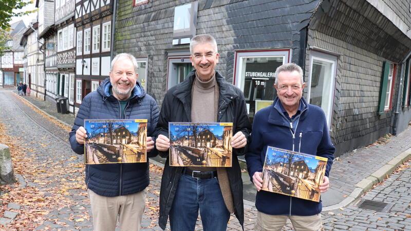 Verkauf des lokalen Benefiz-Adventskalenders startet am 1. November Hartmut Prüssner, Michael Mayr und Rolf Brill präsentieren das Motiv des Lions-Adventskalenders wie immer dort, wo es im letzten Winter als Foto entstanden ist. Es geht um den Blick auf das Eckhaus der ehemaligen Stubengalerie, aufgenommen von der Abzuchtbrücke Worthstraße.