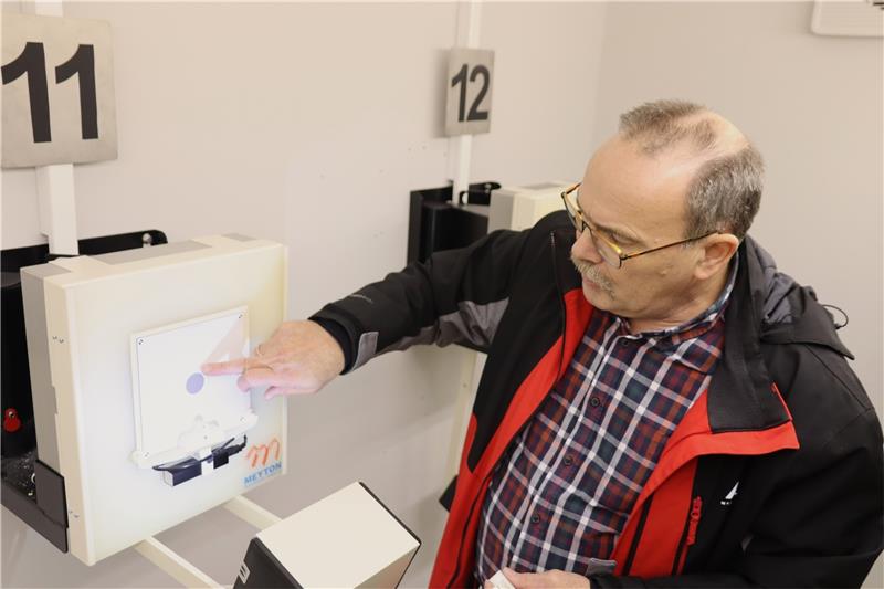 Deutschland-Cup für blinde Schützen Hartmut Richter zeigt die hochmoderne Zieleinrichtung des Schießstandes mit dem Meyton-Messrahmen im Langelsheimer Schützenhaus. Foto: Neddermeier
