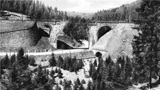 Hartmut Schulz hat dieses Foto so nachbearbeitet, dass die Brücke gesprengt „aussieht“, er hat quasi die Szene von 1945 nachgestellt.