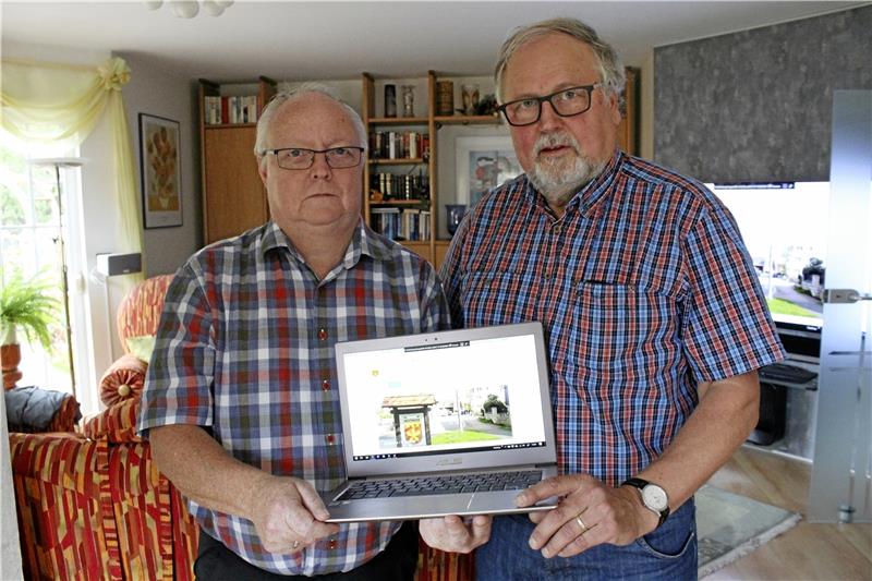 Hartmut Schulz (li.) und Günter Beuleke haben die Westeröder Homepage auf die Beine gestellt. Foto: Steigleder