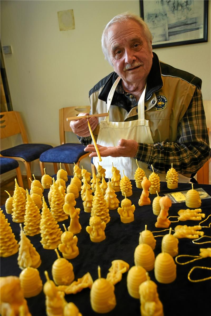 Hartmuth Herweg hat im Bildungshaus am Steinberg mit der Produktion von winterlich-weihnachtlichen Kerzenmotiven begonnen; schließlich können seine Bienen weit mehr als nur Honig machen. Bienenwachs war im Mittelalter ein wertvolles Zahlungsmittel, erzählt er. Foto: Kempfer