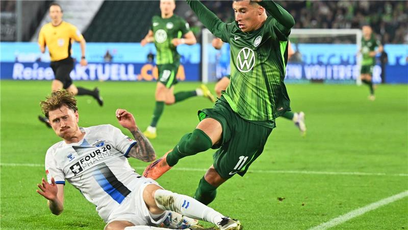 Hartnäckiger Außenseiter: Paderborns Calvin Brackelmann (l) stoppt den Wolfsburger Adam Daghim im Relegations-Hinspiel.