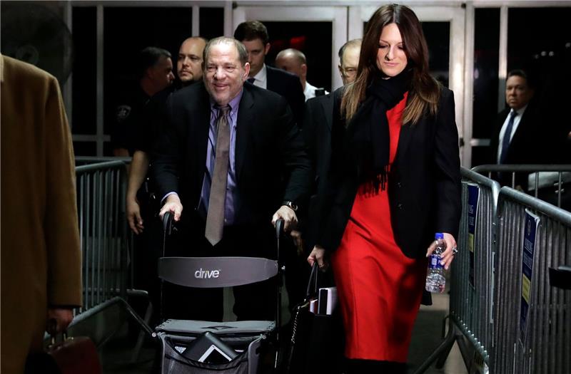 Kommt Harvey Weinstein frei? - „Weckruf” für MeToo-Bewegung Harvey Weinstein (Mitte l), Filmproduzent aus den USA, verlässt 2020 den Gerichtssaal.