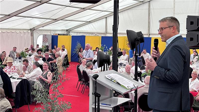 Harz-Energie-Chef Konrad Aichner eröffnet die Rennwoche offiziell und geht mit dem Rennverein eine Wette ein.