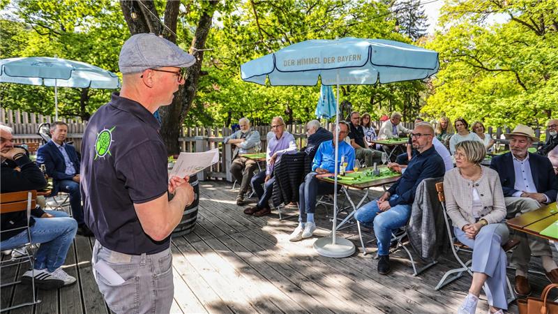Harz-Venture-Geschäftsführer Holger Kolb dankt auf der Burg-Terrassen allen, die zum Gelingen der Idee beigetragen haben.