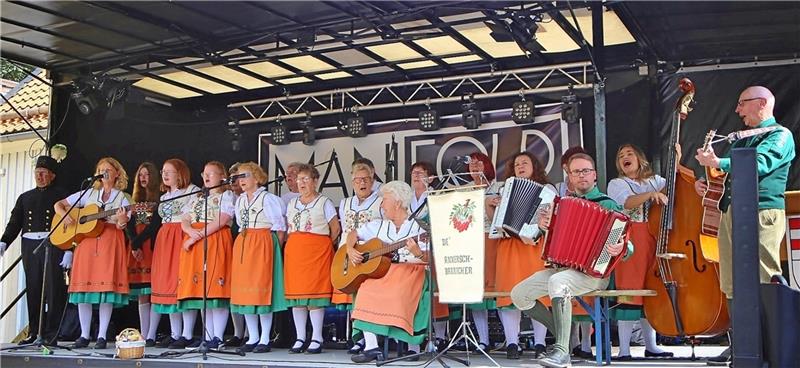 Französisches Weinfest vor dem alten Rathaus in St. Andreasberg Harzer Volksmusik steuert der Heimatbund bei.