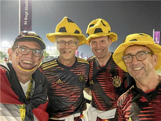 Harzer in Katar vereint: Dr. Johannes-Josef Engelke (li.) trifft nach dem Vorrundenspiel gegen Spanien vor dem Al-Bayt-Stadion auf ein Trio aus Münchehof. Fotos: Privat