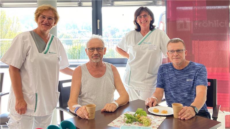 Harzklinik-Mitarbeiterinnen mit zwei Patienten beim Kaffeeklatsch.