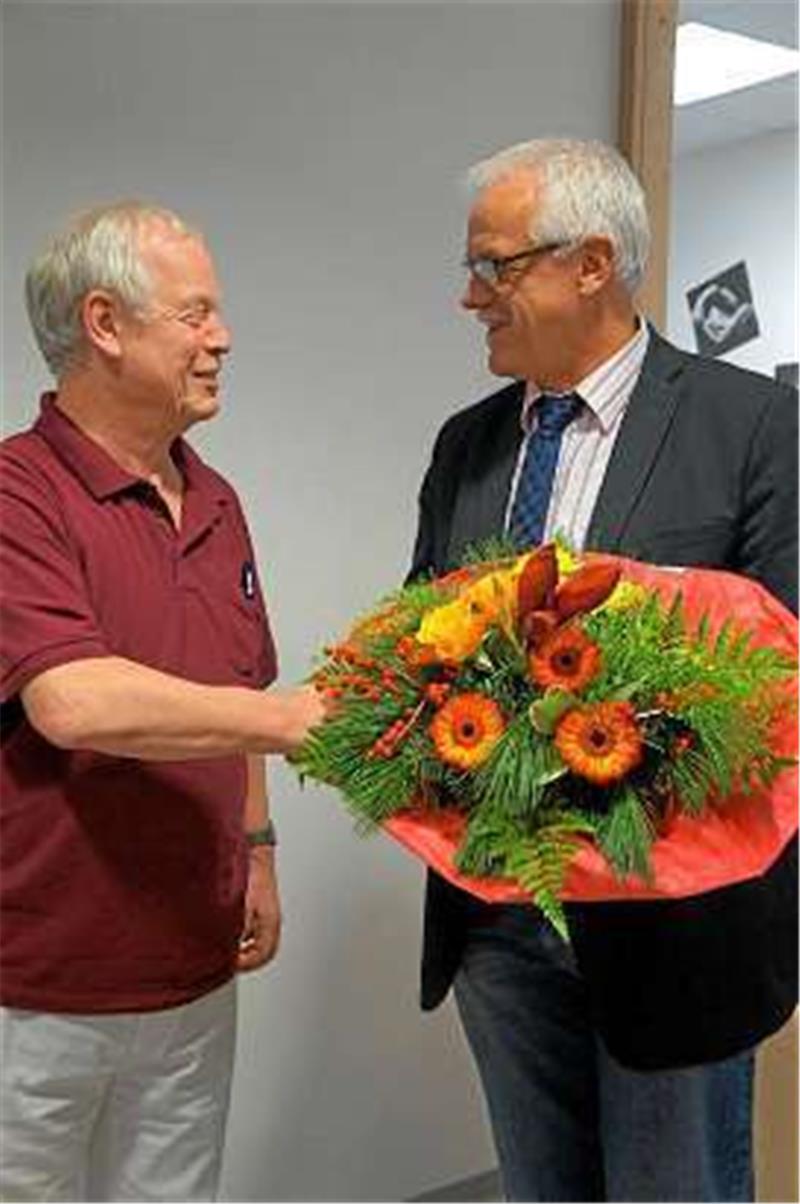 Harzkliniken-Prokurist Reiner Schirmer (rechts) verabschiedet Dr. Rüdiger Bösche.  Foto: Privat