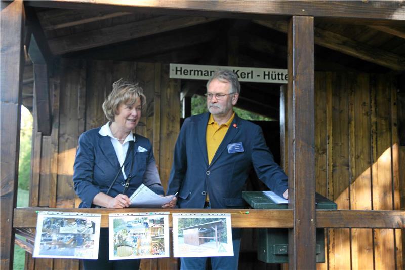 Harzklub-Geschäftsführerin Annett Drache und Christian Hesse, der Präsident des Rotary-Clubs Clausthal-Zellerfeld, weihten die neue Schutzhütte im Drei-Länder-Eck ein.