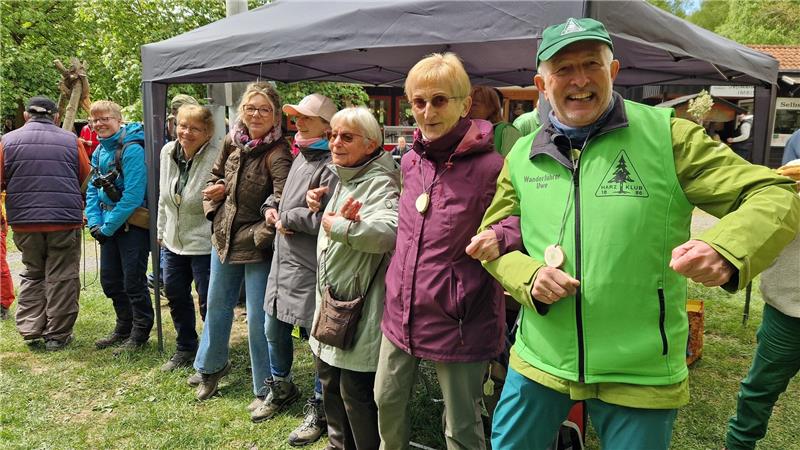 Maisingen: Moderner Tanz trifft auf Harzer Brauchtum Harzklub-Zweigvereinsvorsitzender Uwe Siebels (r.) schunkelt beim 35. Maisingen auf dem Molkenhaus.