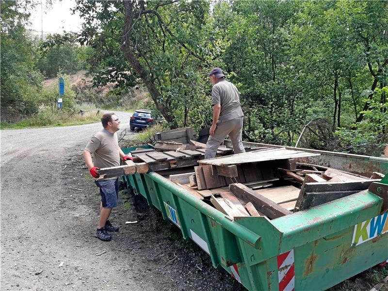 Harzklub kaputte Schutzhütte Schlackenplatz Abbau