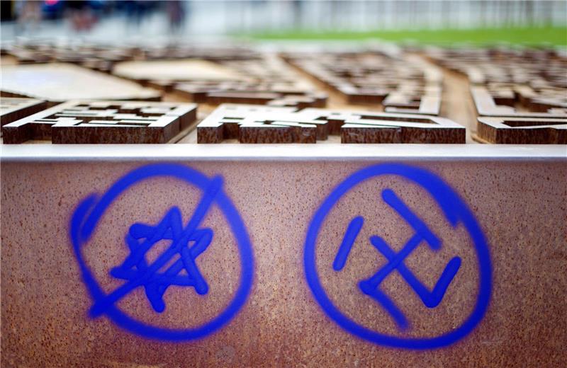 Antisemitismus und Islamophobie: Ermittlungen gegen US-Unis «Hass hat in unseren Schulen keinen Platz, Punkt»: Ein Hakenkreuz und ein durchgestrichener Davidstern (Symbolbild).