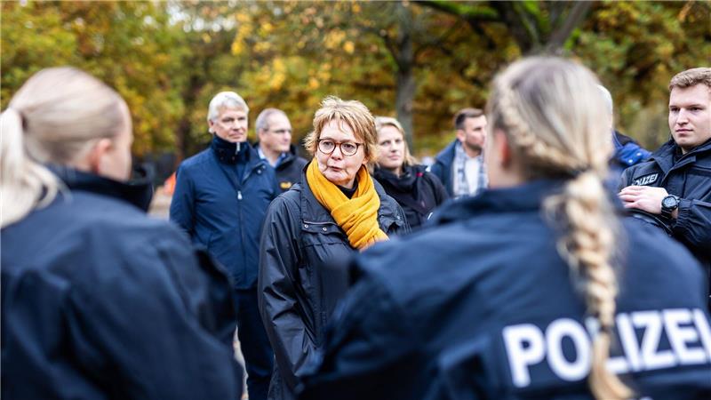 Hat Forderungen an die Fans: Niedersachsens Innenministerin Daniela Behrens (M). (Archivbild)