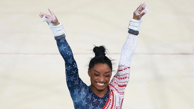 Team-Gold: Turnstar Biles begeistert bei fünftem Olympiasieg Hat allen Grund zum Jubeln: Simone Biles.