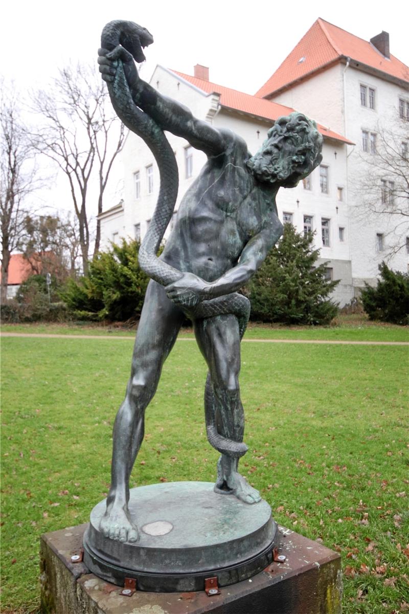 Hat auch wieder seinen Platz im Amtsgerichtspark hinter der Burg Sehusa eingenommen: „Der Schlangenbändiger“ von Bildhauer Hermann Maria Jacobs. Der Bauhof hatte die Skulptur direkt nach dem Erdfall demontiert und in Sicherheit gebracht. Foto: Gereke