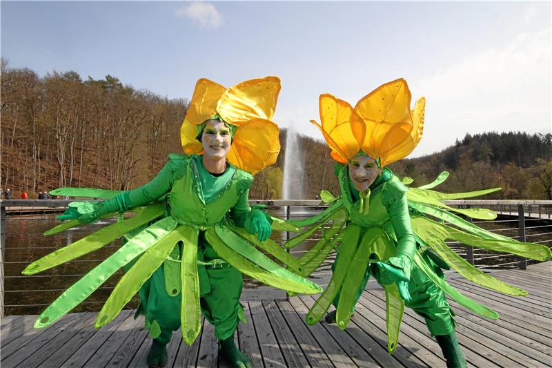 Landesgartenschau Bad Gandersheim feierlich eröffnet Hat auf dem neuen Rundsteg im Osterbergsee Spaß: der Winter-Zwilling. Mit Beginn der Landesgartenschau sprühen auch die Fontänen in dem Gewässer. Foto: Gereke