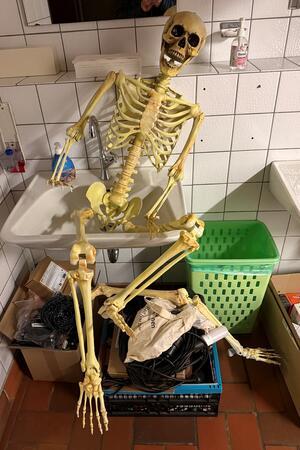 So wird aus einem fröhlichen Jugendtreff ein Ort des Grauens Hat da jemand zu lange auf dem Klo gesessen? Nein, die Oldie-Toilette ist derzeit ein Geister-Lager.