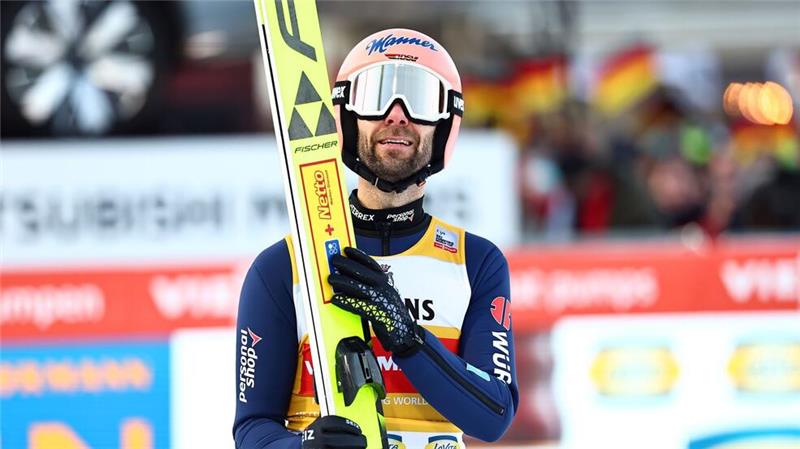 Grau in grau: Skispringer zwischen Trotz und Resignation Hat das Gelbe Trikot verloren: Pius Paschke.