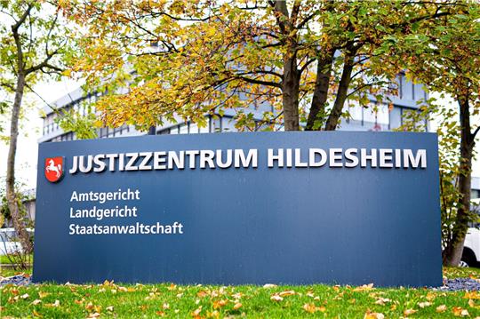 Hat die Mitarbeiterin eines Pflegeheims eine doppelte Impfung gegen Covid-19 vorgetäuscht? Um diese Frage dreht sich ein Prozess vor dem Landgericht Hildesheim.