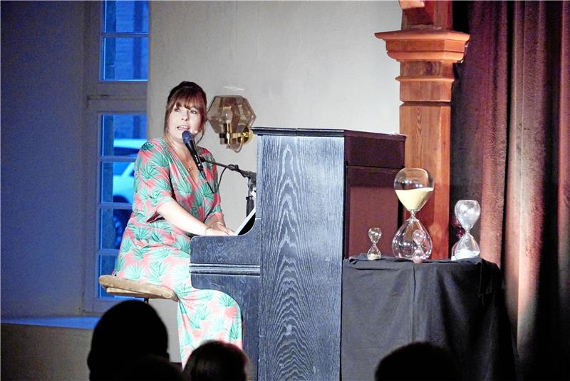 Was ist schlimm am Paprika-Schnitzel? Hat die Zeit auch im Glas mit dabei: Katie Freudenschuss. Foto: Schlegel