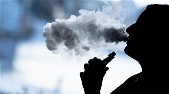 Hat diese Vaperin gerade einen der 13 umstrittenen Inhaltsstoffe inhaliert? Die Wahrscheinlichkeit ist hoch. (Symbolbild)