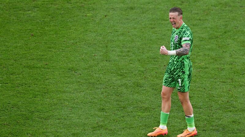 Flasche, Referee, Taktik: Drei Dinge beim zweiten Halbfinale Hat einen kleinen Spickzettel auf der Wasserflasche: Englands Torhüter Jordan Pickford.