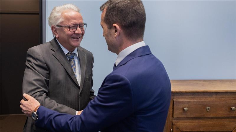 Rheinmetall peilt Milliardengeschäft in Spanien an Hat gut Lachen: Rheinmetall-Chef Armin Papperger begrüßt Indra-Chef Ángel Escribano.