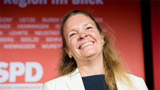 Hat gut lachen: Eva Bender (SPD), Regionspräsidentkandidatin ihrer Partei für die Region Hannover, hat die erste Runde der Wahl mit einem komfortablen Vorsprung gewonnen. In die Stichwahl muss sie trotzdem.