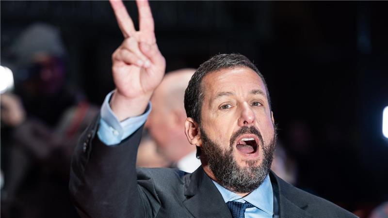 Hat gut lachen und Grund für eine Siegerpose: Adam Sandler ist mit „Happy Gilmore 2“ ein erfolgreiches Sequel gelungen. (Archivbild)