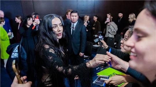 Hat mit „brat“ den Zeitgeist geprägt: Charli xcx.