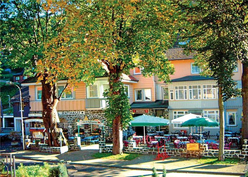 Hat nach sechs Jahrzehnten in Familienbesitz neue Eigentümer: das Hotel Rathaus in Wildemann. Fotos: Weiss