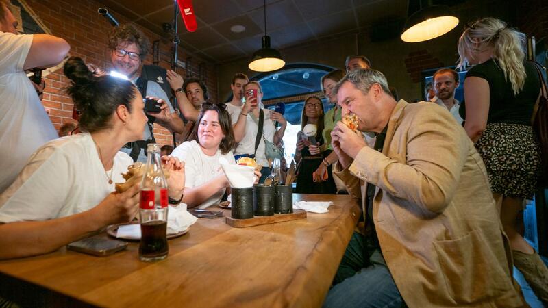 Zoff um Döner geht in heiße Phase Hat sich als großer Döner-Fan geoutet: Bayerns Ministerpräsident Markus Söder. (Archivbild)